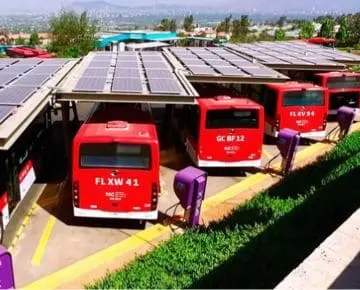 Propuesta para Chile: Implementación de un programa de Leasing Social para Vehículos Eléctricos - Buses eléctricos cargándose.
